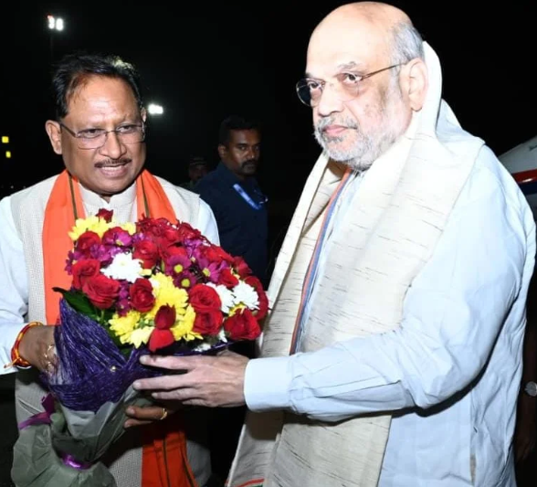 केंद्रीय गृह मंत्री  अमित शाह का मुख्यमंत्री  विष्णुदेव साय ने स्वामी विवेकानंद विमानतल पर किया आत्मीय स्वागत