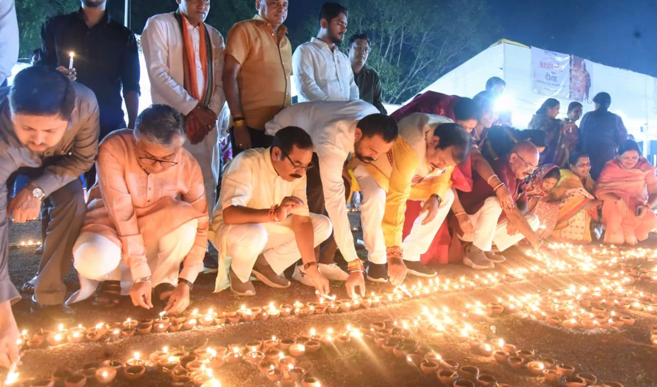 आशीर्वाद के दीये कार्यक्रम में जूते-चप्पल पहनकर दीप प्रज्वलन पर लोचन यादव ने उठाए सवाल, बोले-सनातनी और कट्टर हिंदू होने का दावा करने वालों को धार्मिक मर्यादा का भी रखना चाहिए ध्यान