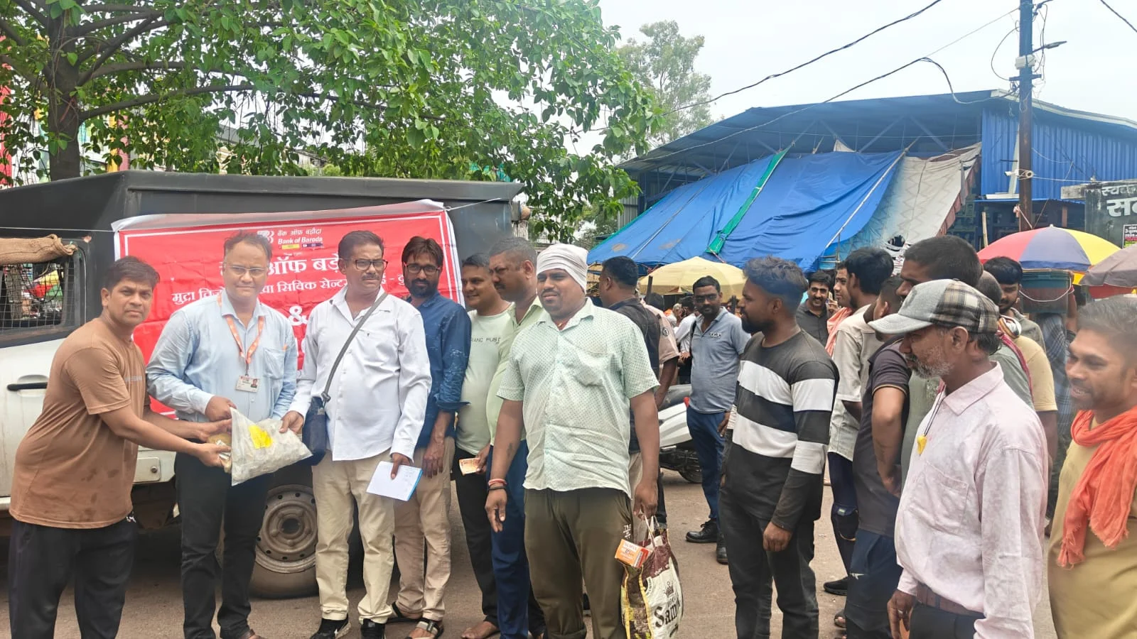 चिल्हर की किल्लत दूर करने दुर्ग के फुटकर सब्जी व्यापारियों को बांटी गई चिल्हर